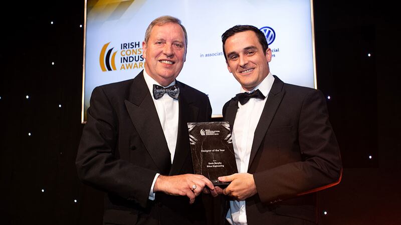 Paul Mangan, Awards Judge presents the Designer of the Year award to Gavin Murphy, Ethos Engineering.