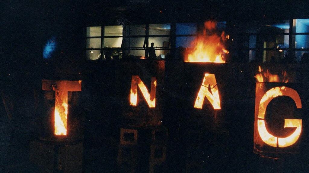 Bunaíodh ardán nua closamhairc do theanga dhúchais na tíre le seoladh Teilifís na Gaeilge ar Oíche Shamhna 1996