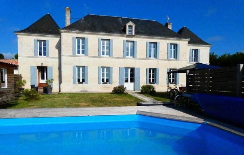 Charente-Maritime: stone manor house with swimming pool