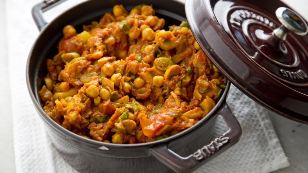 Ragout of chickpeas, tomato, mushroom, onion and leek