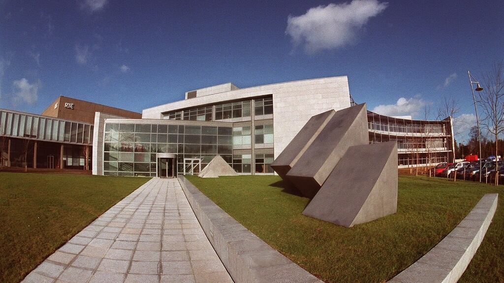 ‘Síltear go bhfuil ag éirí le RTÉ agus TG4 éagsúlacht agus tuairmíocht mhalartach a chur ar fáil.’ Grianghraf: Joe St Leger