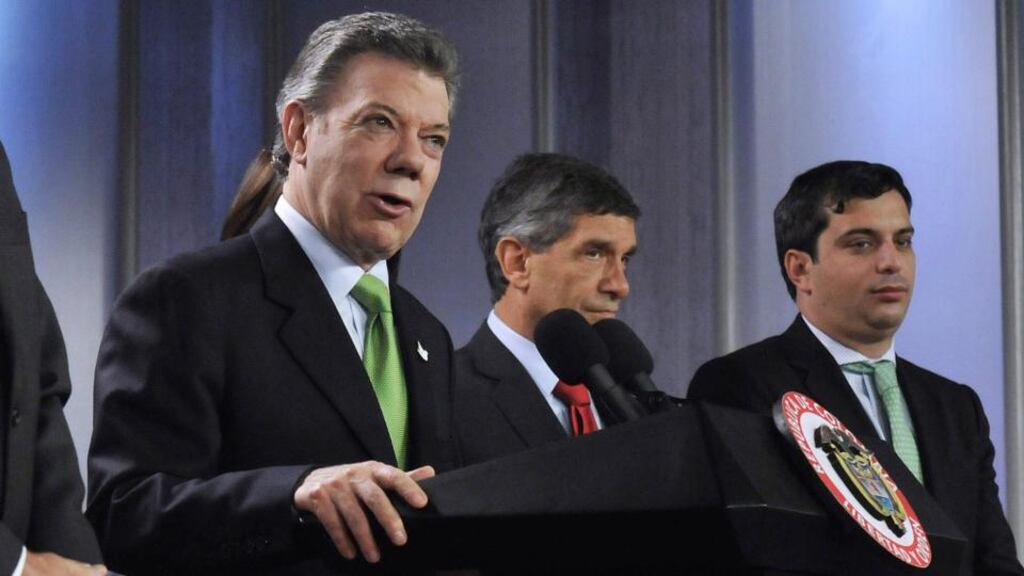Colombian president Juan Manuel Santos (left): he sent his brother Colombian journalist Enrique Santos  to propose to Farc guerrilla leader Rodrigo Londoño that the peace negotiators in Havana accelerate the peace agreements. Photograph:  EPA/Nelson Cárdenas / Colombian Presidency