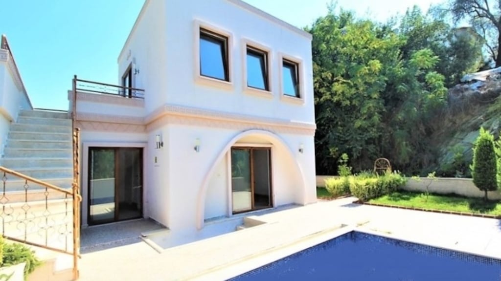 Villa with a swimming pool and views of the Mediterranean in Alanya, Turkey