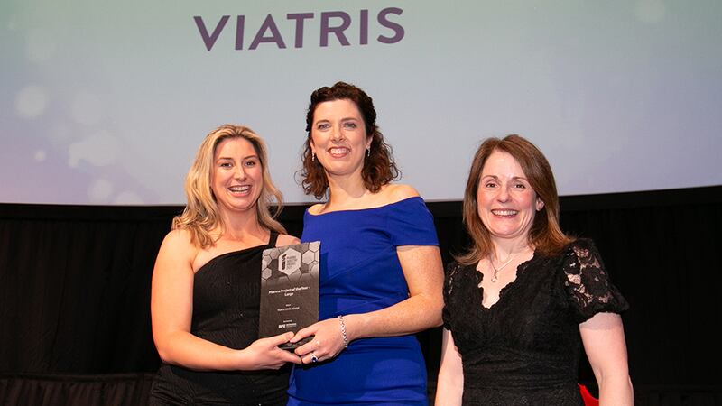 Aisling Crowley, Head of Client Relations & Strategy, BioPharma Engineering – A Unispace Life Sciences Company, presents the Pharma Project of the Year – Large award to Mary Dollard and Nuala Kerley, Viatris Little Island.