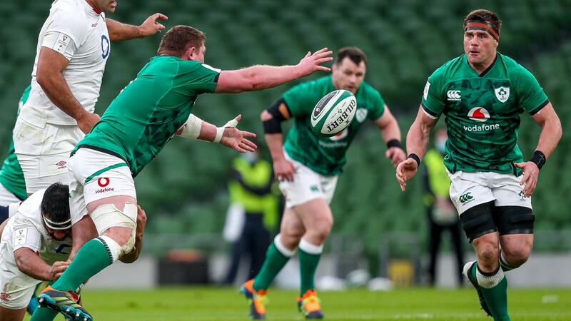 Tadhg Furlong finds CJ Stander with a pass. Photo: Dan Sheridan/Inpho