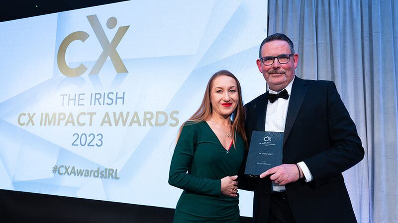 Agnieszka Jozwiak, awards judging co-ordinator, presents the CX leader 2023 award to Bernard Mooney, Gas Networks Ireland.