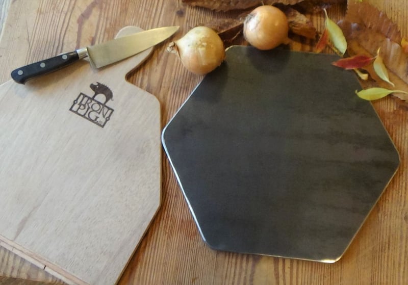 Iron Pig’s €45 pizza steel weighs 4.5kg; the site sells a matching wooden peel (left)