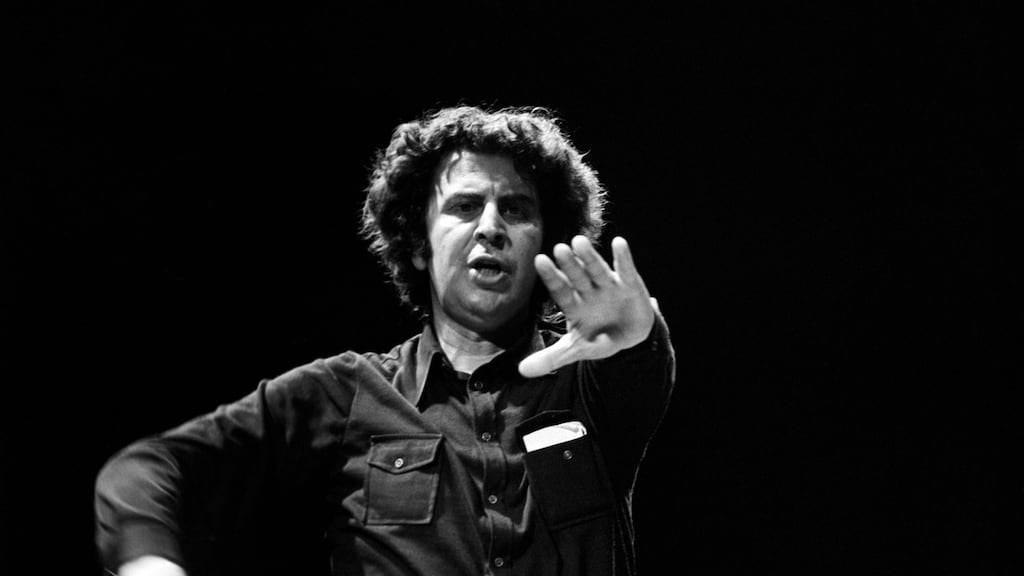 Mikis Theodorakis i bPáras i 1970. Grianghraf: Bertrand Laforêt/Getty Images