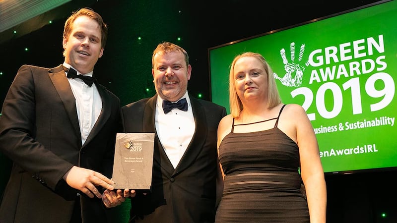 Geoff Codd, Head of Marketing & Retail Development, Energia presents The Green Food & Beverage Award to Barry O’Donovan & Colette Carter, ABP.