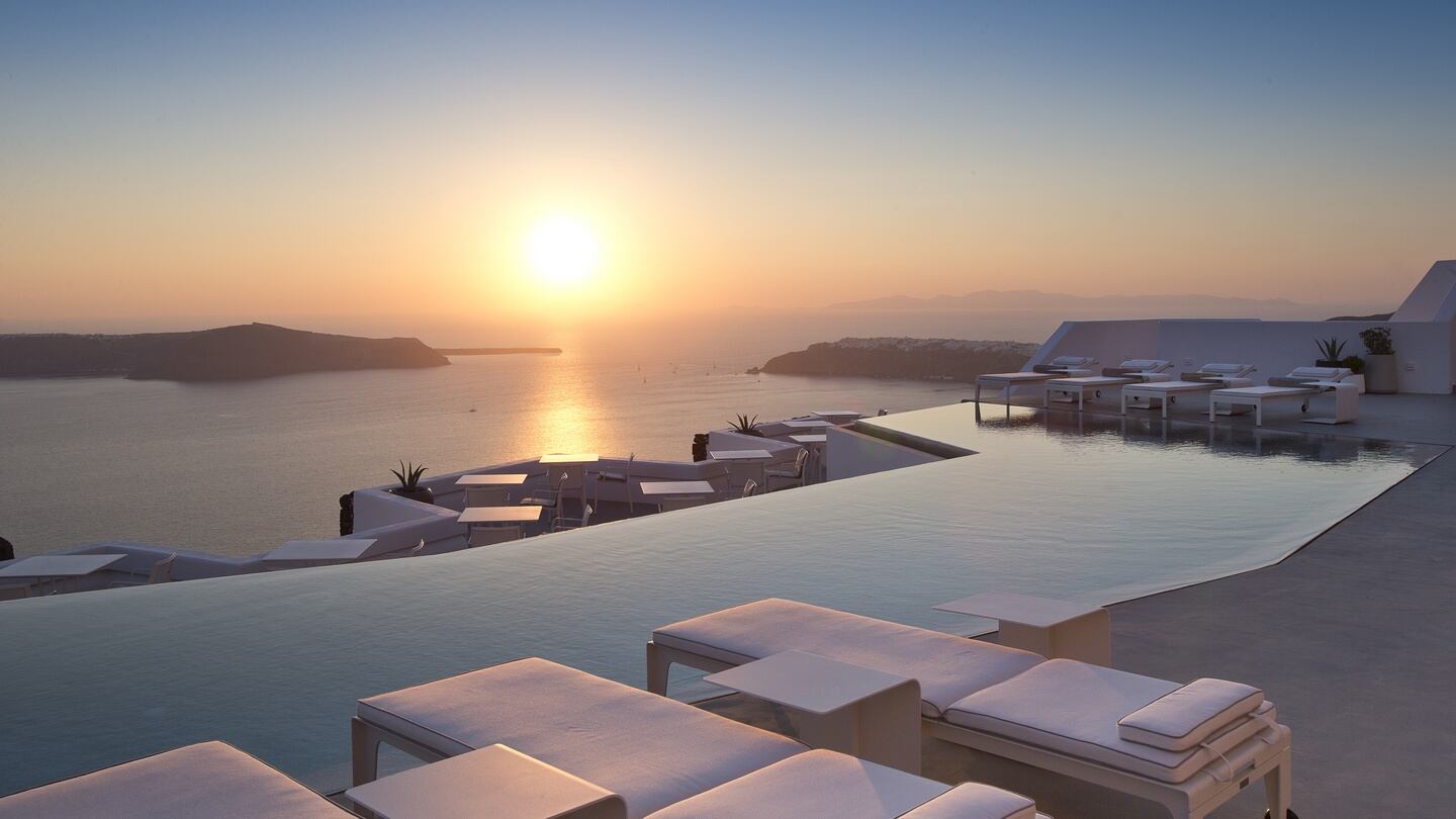 The famous Santorini sunset as seen from the Grace hotel in Imerovigli