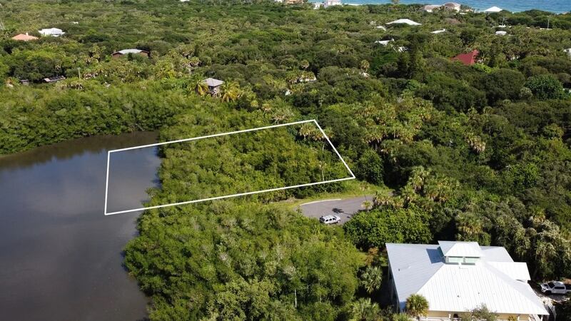 This site in Florida has navigable access to the river and the sea