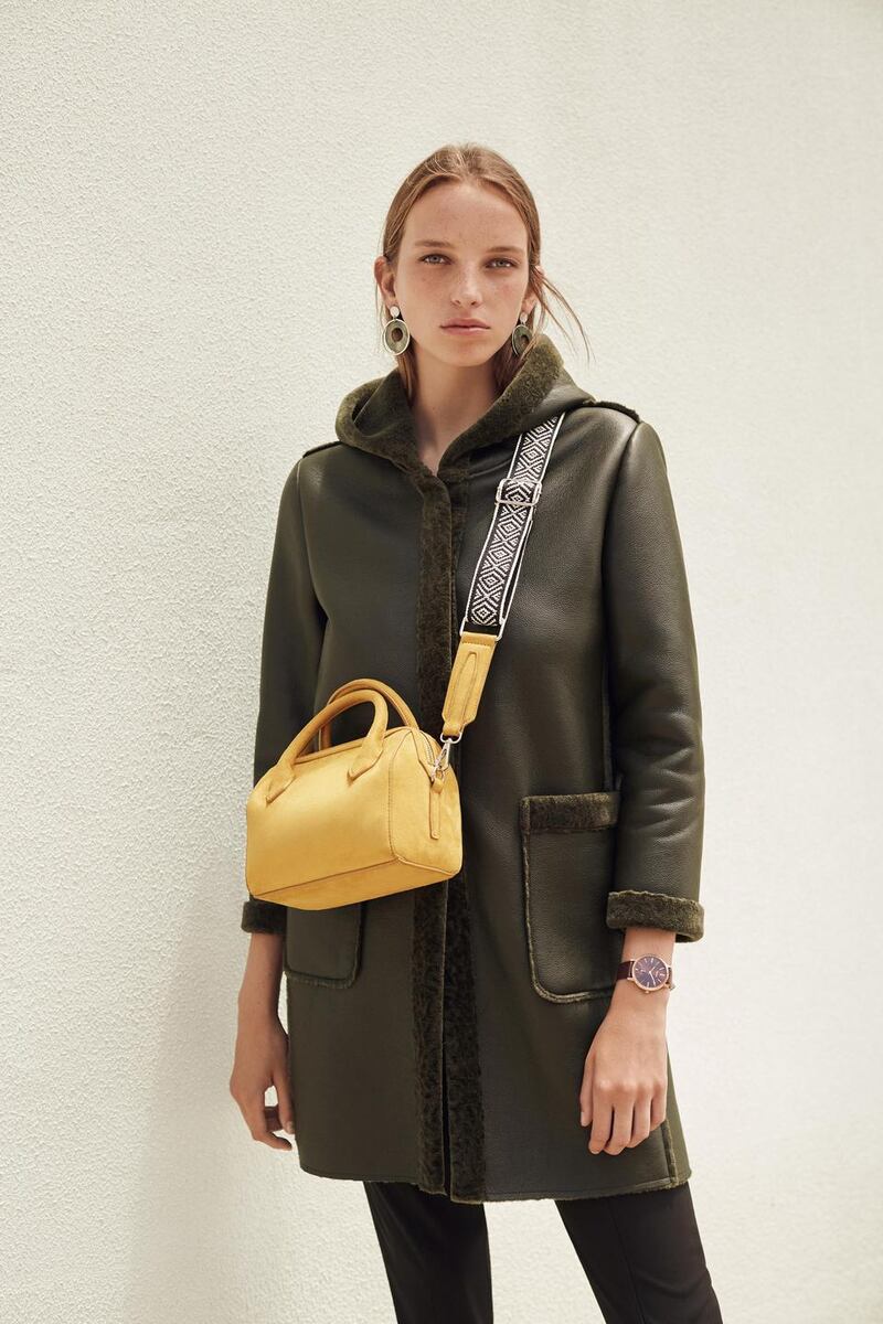 Silver Basics long earrings €6.99, burgundy watch €37.99, bag €35.99, coat €94.99. All Parfois