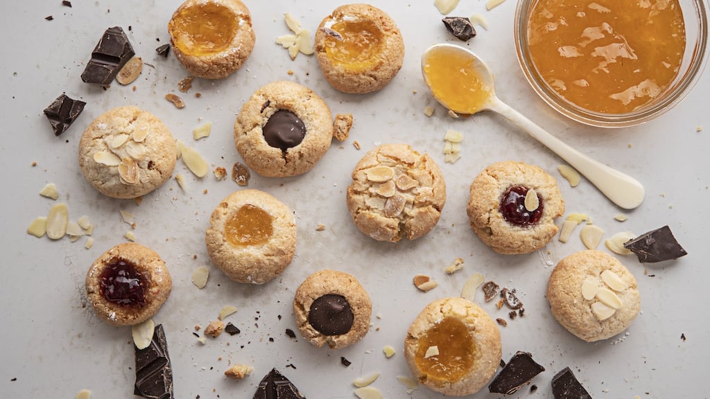 Almond cookies with apricot jam and chocolate.