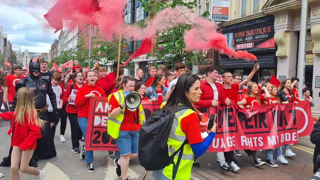 Lá Dearg: Ghlac na mílte páirt in agóid i mBéal Feirste i mí Bealtaine 2022 chun cearta teanga agus acht Gaeilge a éileamh. Grianghraf: Éanna Ó Caollaí/The Irish Times.
