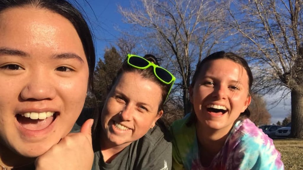 Deirdre Ní Mhurchú (sa lár) le mic léinn as Ollscoil Gonzaga - Grace Madden (ar chlé) agus Courtney Brown.