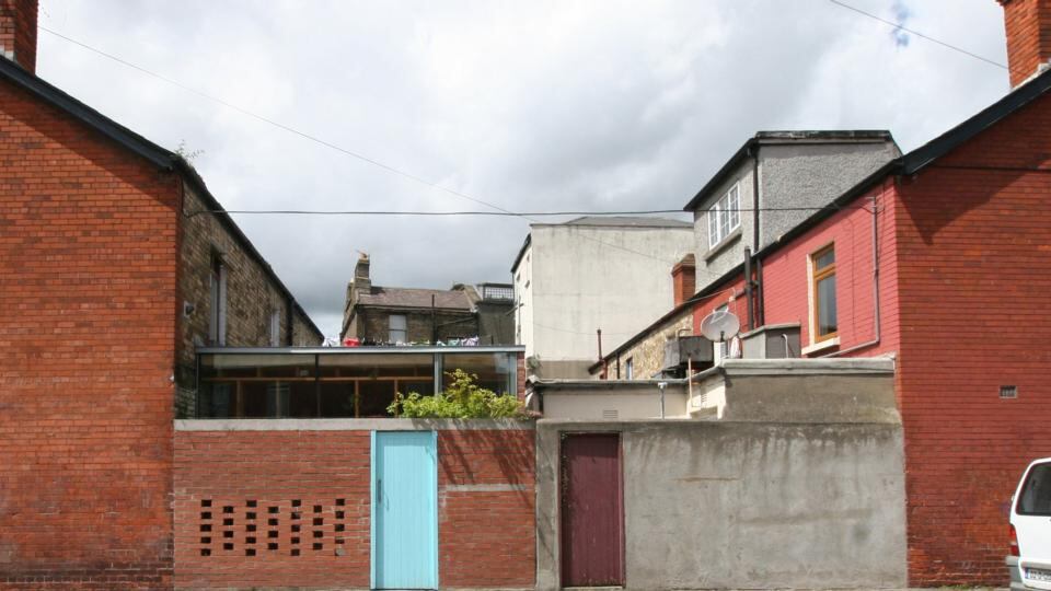 Exterior side view of house in Dublin 2, also by Taka Architects