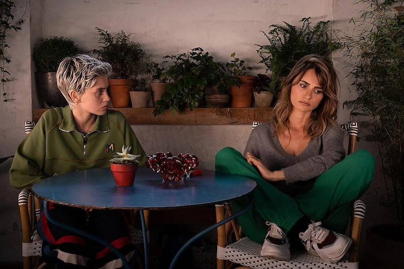 Milena Smit and Penélope Cruz in Parallel Mothers