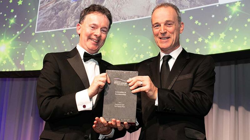 Tony O’Flanagan, Marketing Director, JCDecaux, presents Innovation in Sponsorship award to Gerard O’Neill, Amárach Research, on behalf of Playstival.