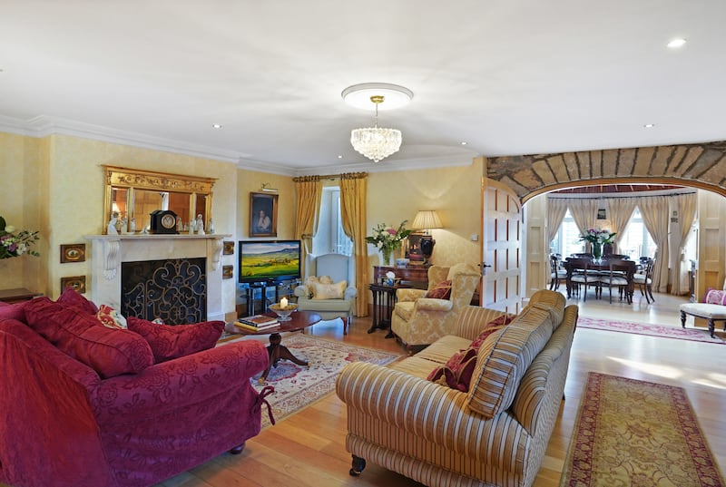 Livingroom, Na Clocha Lia