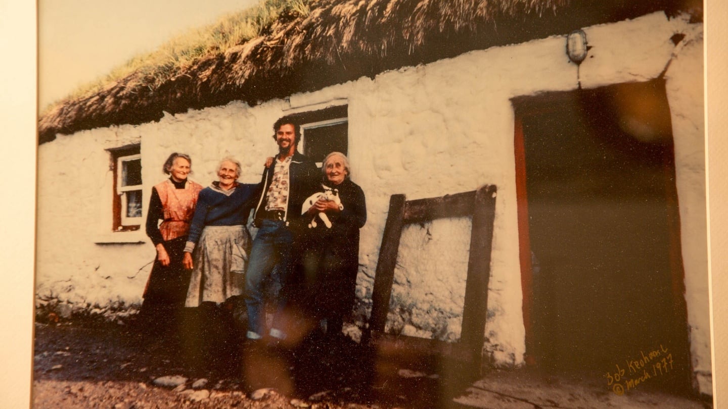 Bob Cohan with his aunts outside their cottage in 1977. Photo: Bob Cohan