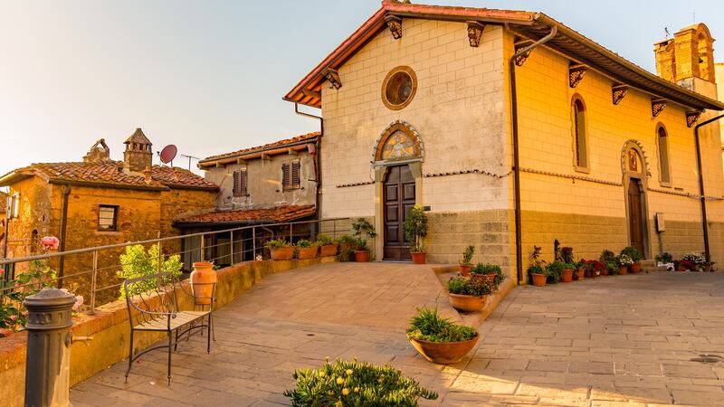 Walking in Tuscany: the hilltop village of Castagneto Carducci