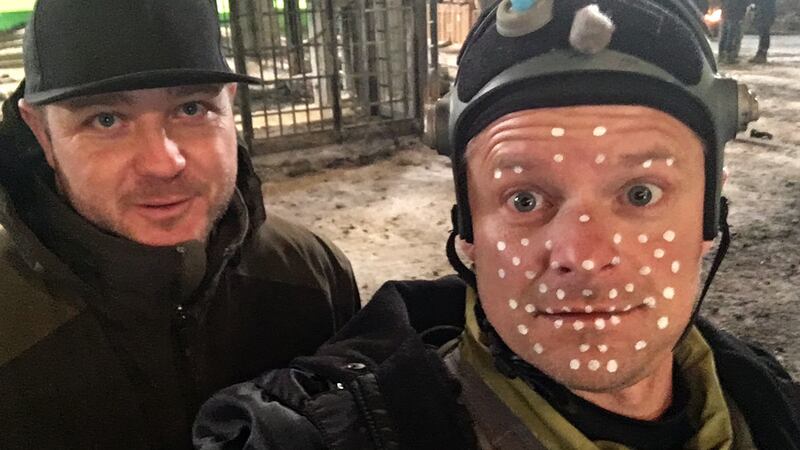 Steve Zahn with assistant Nate Lewis on the set of War for the Planet of the Apes