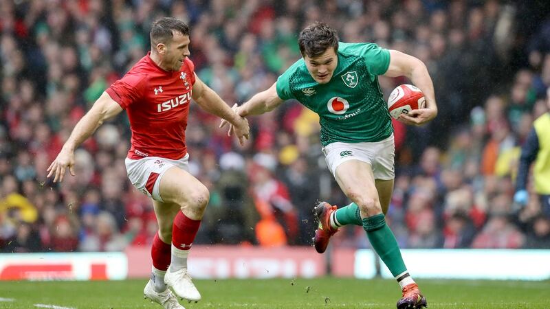 Jacob Stockdale gets away from Gareth Davies. Photo: Dan Sheridan/Inpho