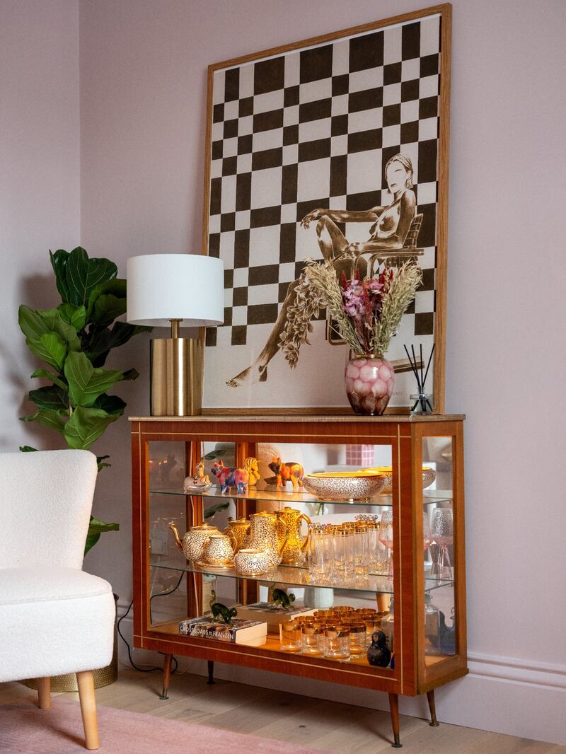 To create a warm and inviting atmosphere, Gráinne employed a colour-drenching technique, applying the same shade of paint to the skirting, walls and door