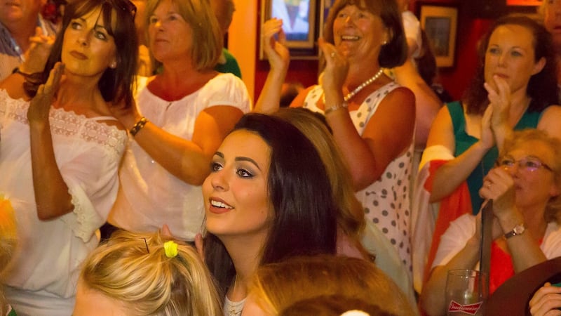 Pictured at The Cove Bar, Waterford City are Thomas Barr’s supporters and members of Ferrybank A/C watching the race, with (centre) Barr’s sister Becky. Picture: Patrick Browne