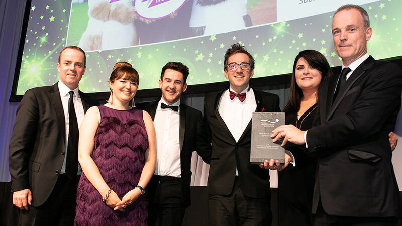 Tony O’Flanagan, Marketing Director, JCDecaux, presents the Best Arts & Cultural Sponsorship award to the Seachtain na Gaeilge & Energia Team.