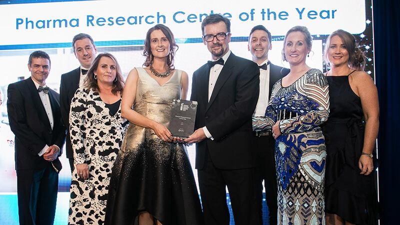 Joe Kane, Director Dublin Operations, DPS Group presents the Pharma Research Centre of the Year to the SSPC team.
