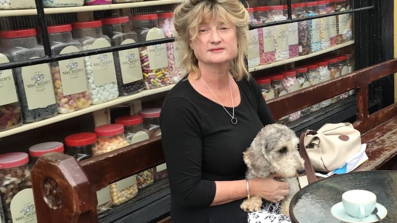 Roslyn and Dudley have coffee in Killarney.