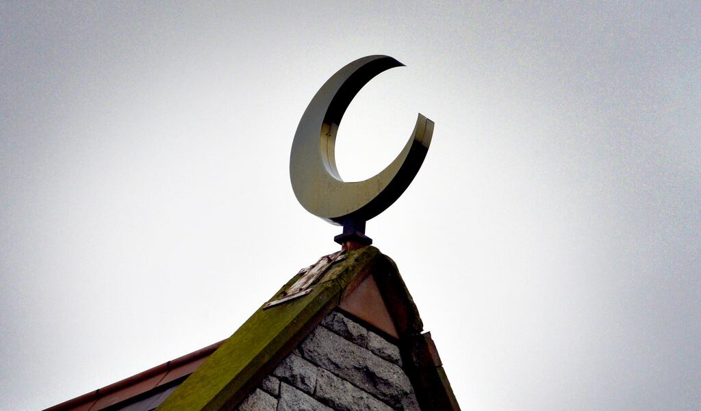 11/04/2013 - Archive - stock - General View - GV  - Web - Online -  The Crescent Moon above the the Dublin Mosque South Circular Road, SCR, Dublin 8.
Photo: David Sleator/THE IRISH TIMES