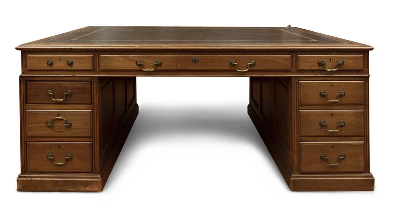 Large partner’s desk €1,800–€2,200 Adam’s