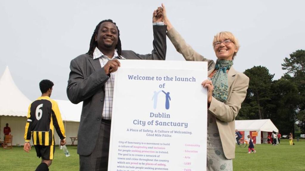 Stephen Ng’ang’a agus Tiffy Allen agus iad ag seoladh City of Sanctuary. Grianghraf: Rory O’Neill