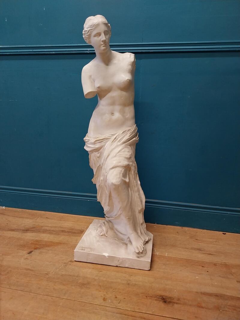 Venus de Milo plaster statue (€400-€800)
