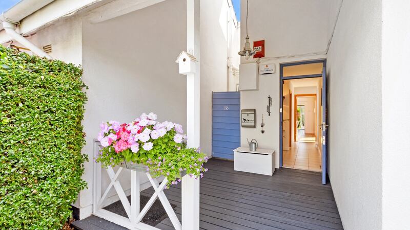 16 Sweetbriar Lane: front porch