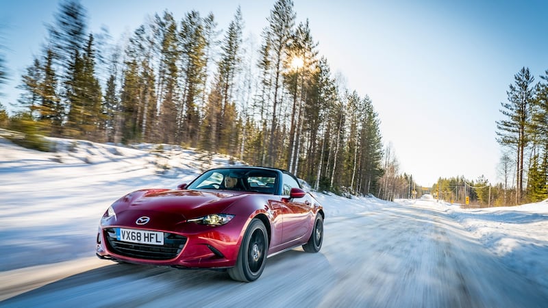 We persisted with keeping the roof down. Keep the heated seats on and the heater turned up full, and the MX-5’s open cabin stayed warm. Keep above 50km/h and the falling snow just gets blown over your head