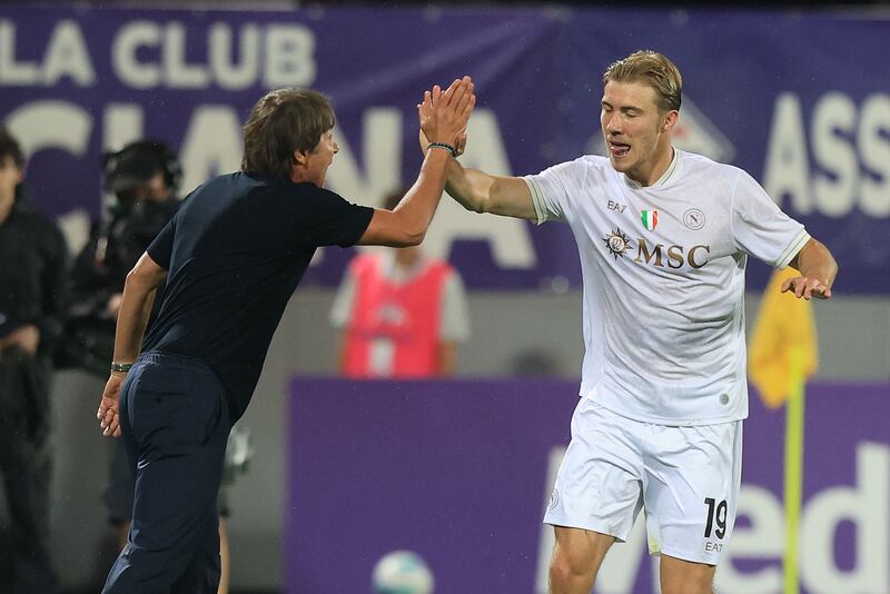 Napoli manager Antonio Conte congratulates Rasmus Højlund after his goal against Fiorentina on Saturday. Photograph: Gabriele Maltinti/Getty Images