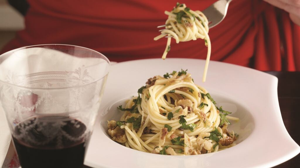 Spaghetti with walnuts and anchovies