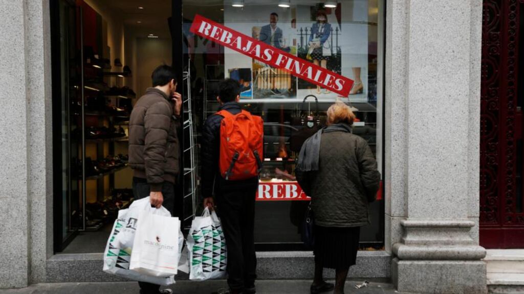 Shoppers in central Madrid: Spain’s economy grew throughout 2014, outstripping most forecasts. Photograph: Susana Vera/Reuters