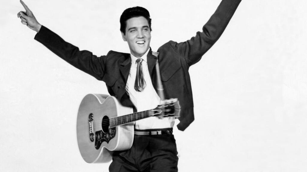 'Fad is a bhíodh an fhuaim ag líonadh is ag trá bhíodh mo dheirfiúr Máire, agus a cara Marie ag jeighbheáil do leithéid ‘That’s all right Momma’, ‘Hound Dog’, agus ‘Blue Suede Shoes’, le hElvis.' Grianghraph: Reinhard-Archiv/Ullstein Bild via Getty.