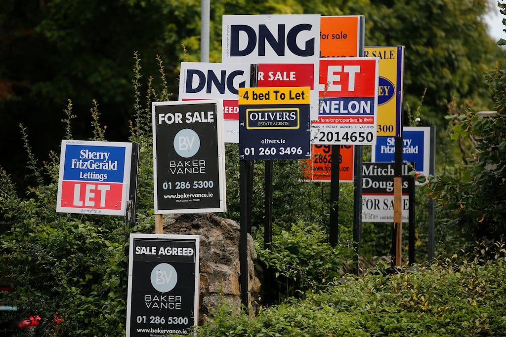27/09/2016 - Estate Agent, Estate Agent's Signage, For Sale, Sale Agreed, To Let.   Photograph Nick Bradshaw