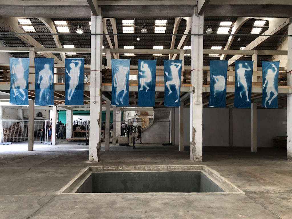 Created collaboratively by artists Gethan Dick (Irish) and Myles Quin (UK) and French theatre group ildi! Eldi, We All Fall/Récit was a multi-disciplinary participatory performance in Marseilles on the theme of immigration, porosity and integration.