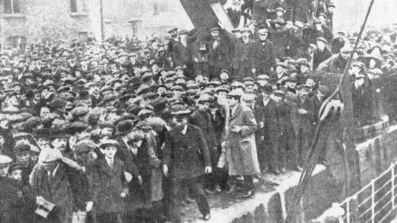 Arrival of the SS Hare bringing food from British woorkers to locked out Dublin workers.
