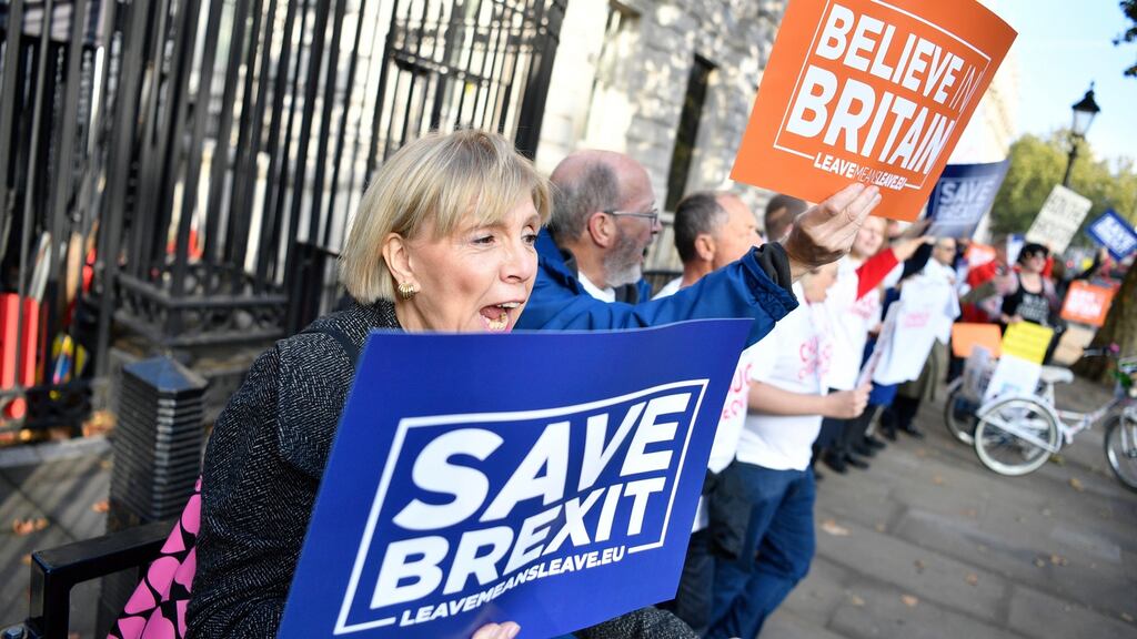 Pro-Brexit supporters demonstrate against the so-called chequers deal as MP’s arrive for a political cabinet at Downing Street in London, Britain 16 October 2018.  EPA/NEIL HALL