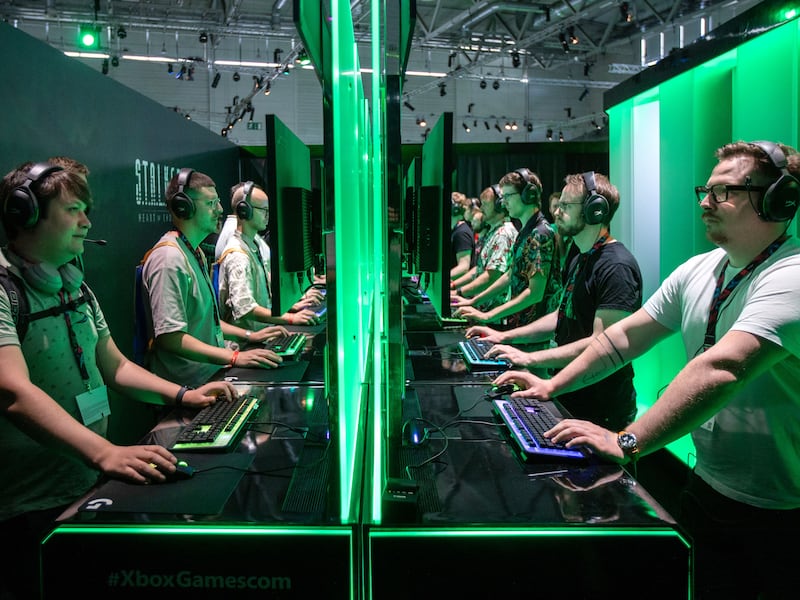 Microsoft outage results in email issues, airport delays, and problems for Xbox gamers