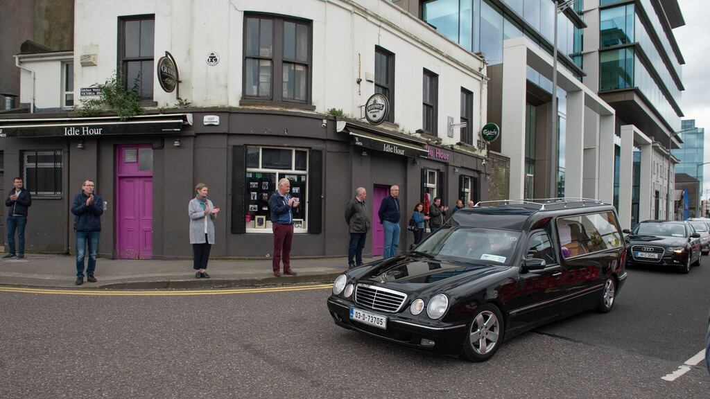 The hearse carrying the remains of Denis O’Connor pauses at The Idle Hour pub on Cork City docks, applauded by friends and customers, before burial in Kiskeam, Co. Cork. Photogtraph: Michael Mac Sweeney/Provision