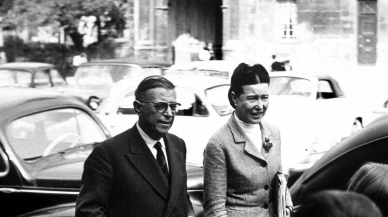 Simone de Beauvoir le Jean-Paul Sartre in Saint Germain des Pres, thart faoi 1955-1960. grianghraf: rda/getty images