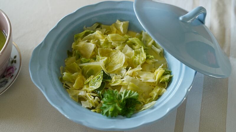 Creamed cabbage: add garlic and stir well